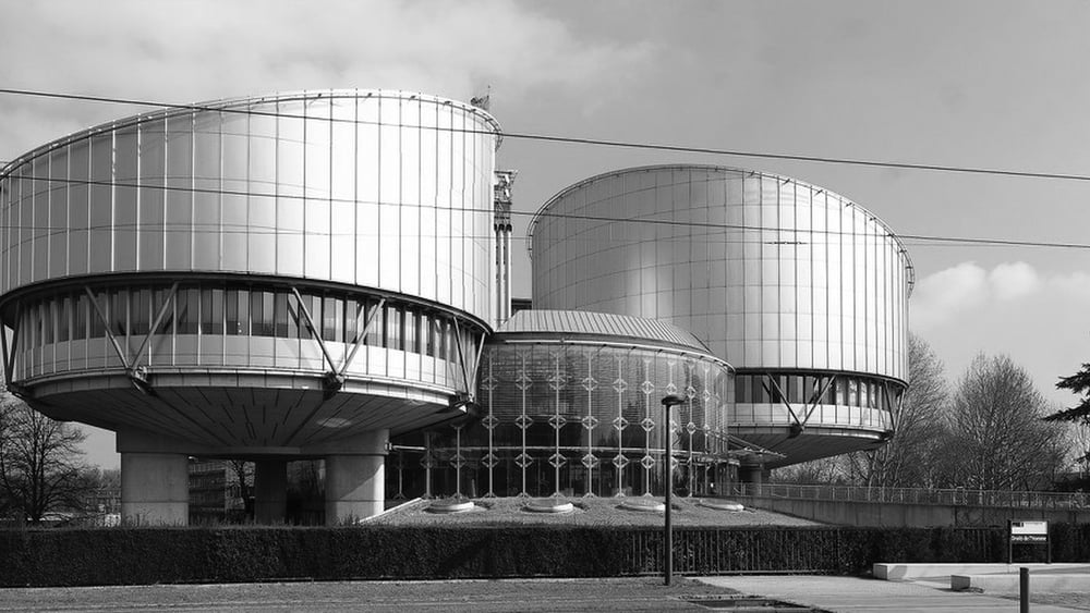 Das Gebäude des Europäischen Gerichtshofs für Menschenrechte in Strassburg. Schwarzweiss-Foto.